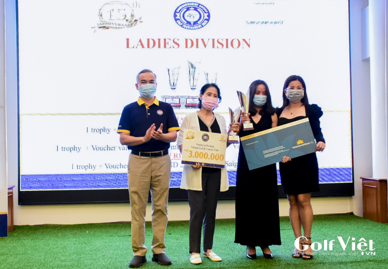 BTC trao giải cho golfer đoạt giải nhất, nhì, ba của bảng nữ
