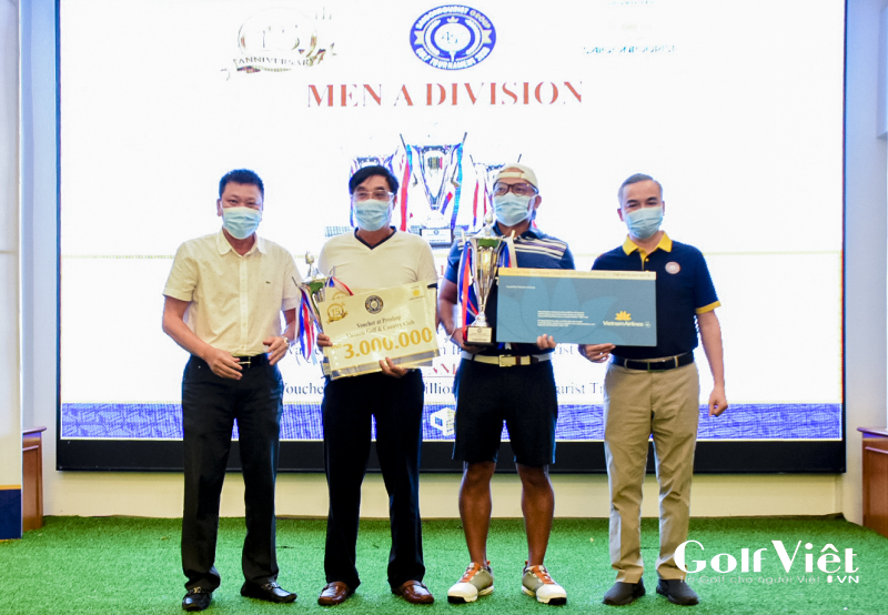Các golfer nhận giải tại Bảng A