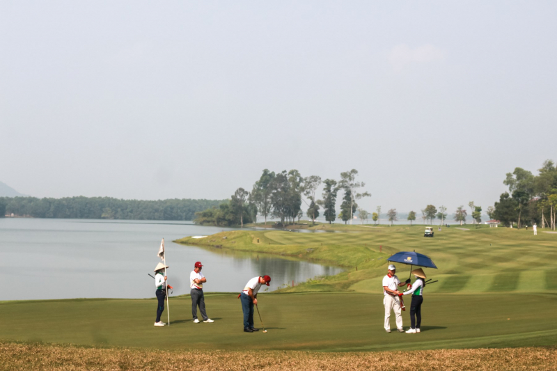 Golfer dự giải chinh phục hai tuyệt tác thiết kế bởi Nicklaus Design