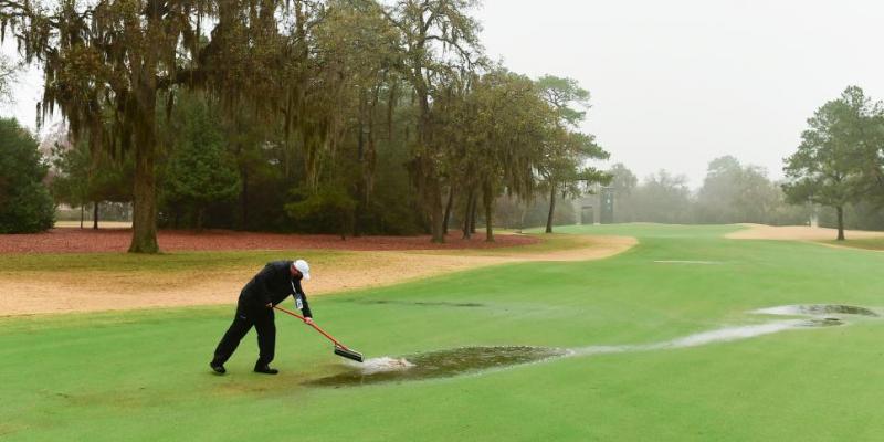 Một nhân viên bảo dưỡng sân đang cố gắng xử lý nốt nước đọng trên fairway sau cơn mưa lớn (Ảnh: Golf Digest)