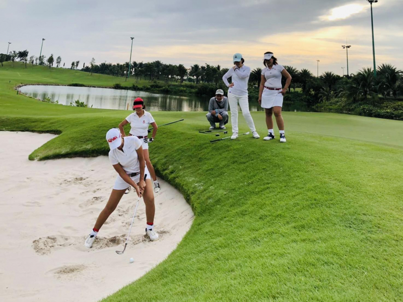 Một buổi hướng dẫn cứu bóng khỏi bẫy cát của Ladies Golf & Beauty Club