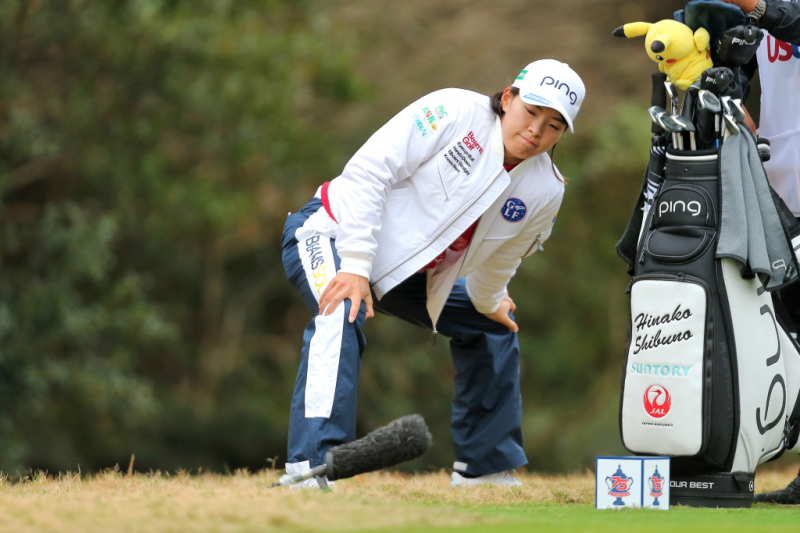 Golfer Hinako Shibuno khởi động ở ô phát bóng đầu tiên trước khi diễn ra vòng chung kết của giải golf nữ US Women’s Open tại Champions Golf Club