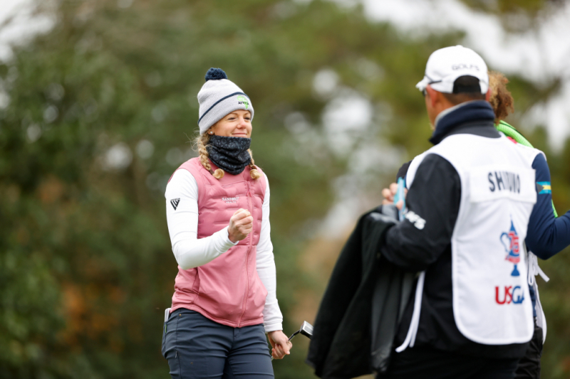 Golfer Amy Olson ăn mừng sau khi thực hiện một cú birdie ở lỗ thứ năm