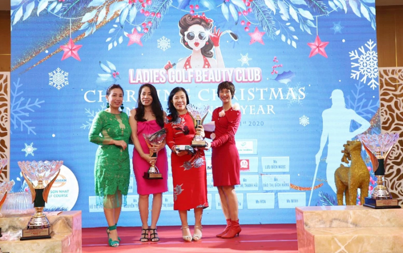 Charming-Christmas-Bua-tiec-cuoi-nam-da-sac-mau-cua-Ladies-Golf&Beauty-Club (14)