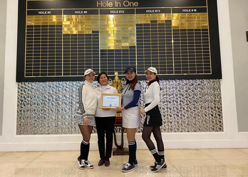 Golfer Nguyễn Phương Dung (thứ hai từ phải sang) nhận Bảng chứng nhận từ đại diện FLC Biscom