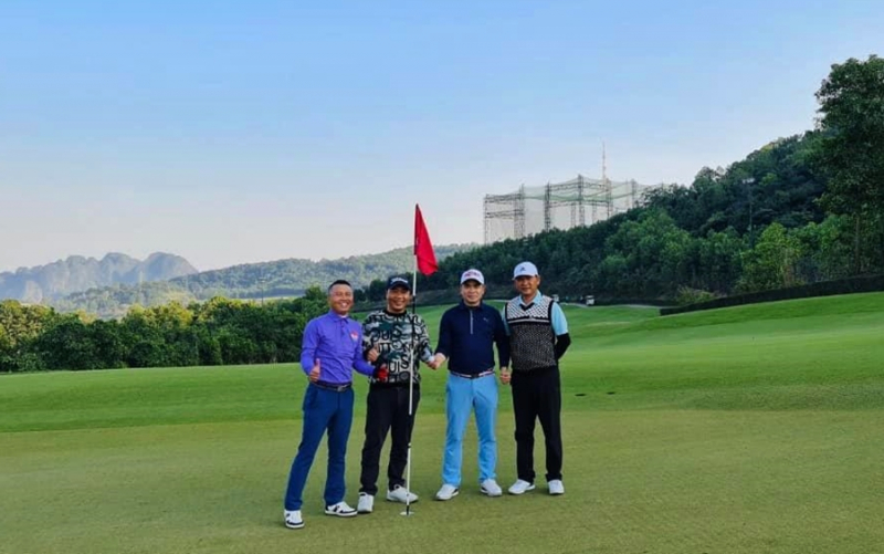 Golfer Đồng Thanh Bình (thứ hai từ phải sang) cùng nhóm đấu hôm 20/12