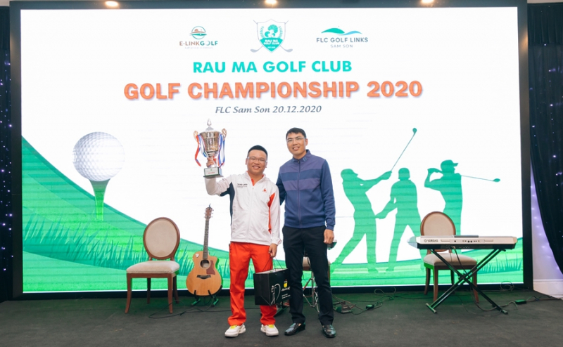 Golfer Lưu Minh Tiến nhận cúp Best Gross