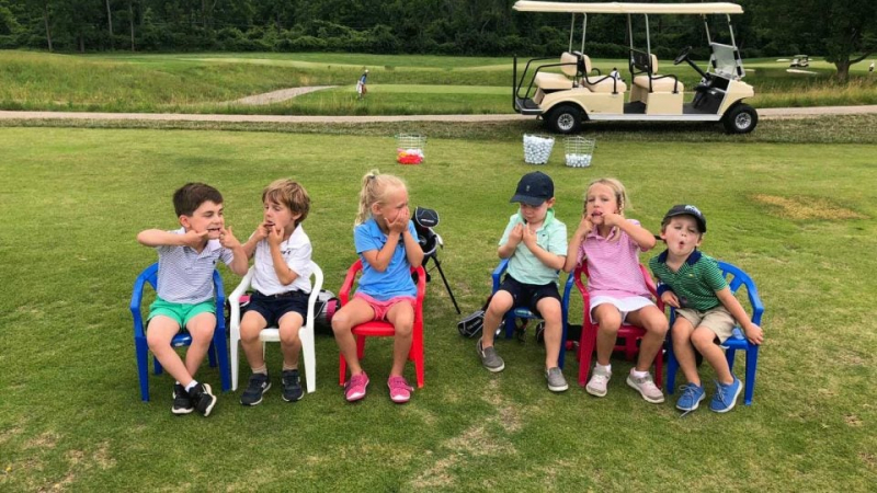 Những người bạn cùng trang lứa, có chung sở thích sẽ là sợi dây kết nối và giúp trẻ hào hứng hơn với golf