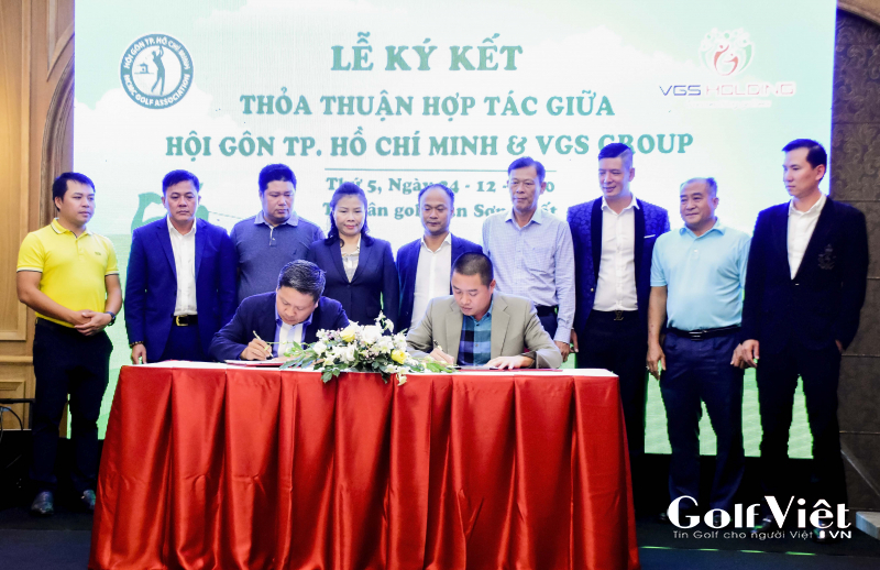 Ông Trần Anh Tú – Chủ tịch Hội gôn TP. HCM (ngồi, trái) và ông Nguyễn Hồng Đức – Chủ tịch HĐQT VGS Group (ngồi, phải) kí vào bản hợp tác chiến lược