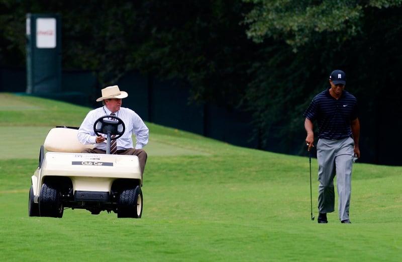 Slugger White cùng Tiger Woods ở hố 11, vòng ba Tour Championship tại East Lake Golf Club ngày 26/9/2009 (Ảnh: Getty Images)