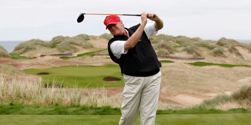 Donald Trump chơi golf ở khu nghỉ dưỡng gần Aberdeen, Scotland năm 2011 (Ảnh: David Moir/Reuters)