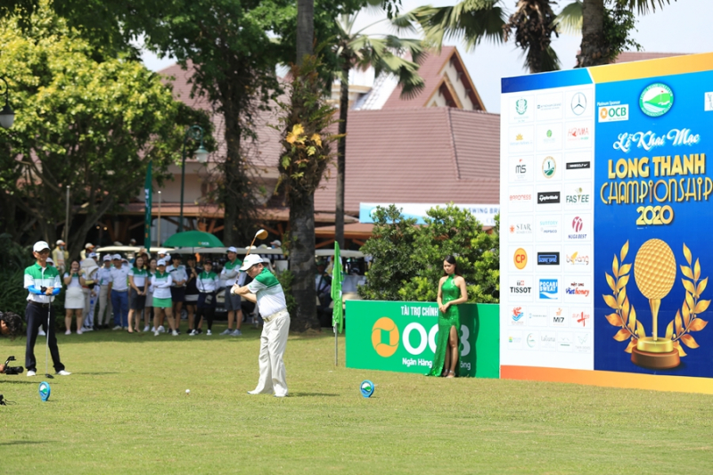 Ông Lê Văn Kiểm, Chủ tịch HĐQT Công ty cổ phần Đầu tư và Kinh doanh Golf Long Thành thực hiện phát bóng khai mạc giải