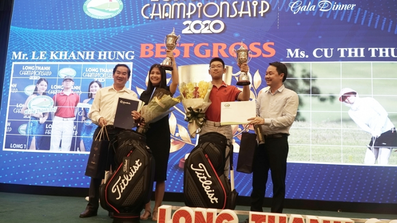 Khánh Hưng nâng cúp vô địch nam giải Long Thành Championship 2020
