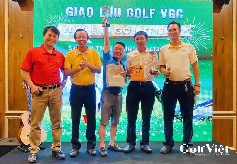 BTC trao giải cho golfer đoạt giải tại bảng A