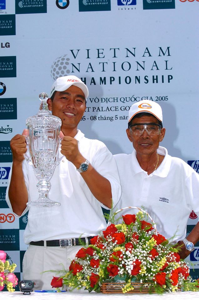 Cố golfer Huỳnh Văn Đơ (phải) bên cạnh con trai cả Huỳnh Văn Sơn khi anh giành cúp Vô địch Quốc gia 2005 (Ảnh: Golf Net)