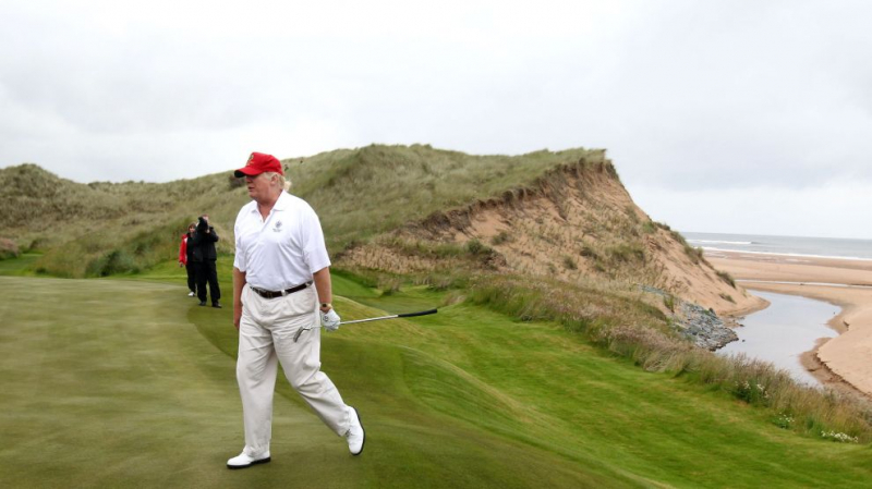Ông Trump tại sân Trump International Golf Links, gần Aberdeen (Ảnh:Press Association Images)