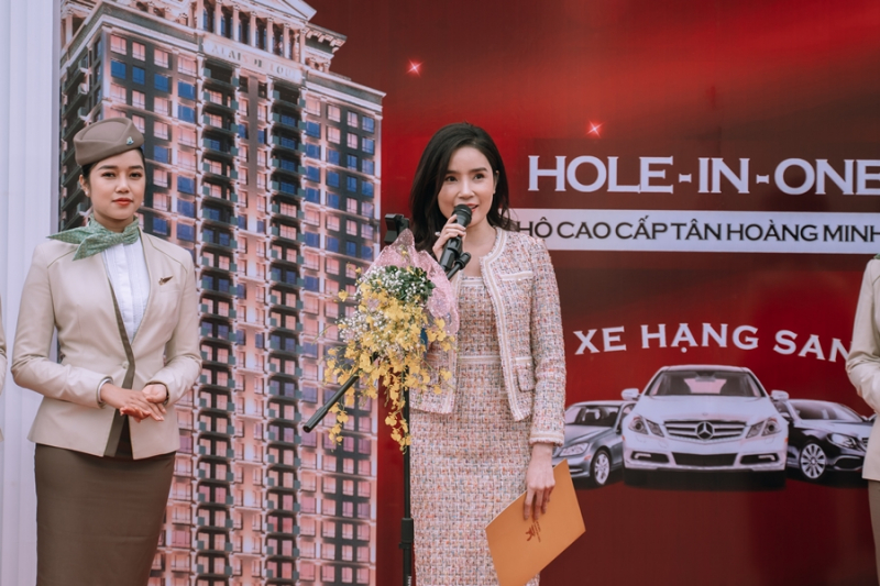 Bà Nguyễn Hoàng Yến, GĐ Truyền thông Marketing Tập đoàn Tân Hoàng Minh, Trưởng BTC giải đấu phát biểu