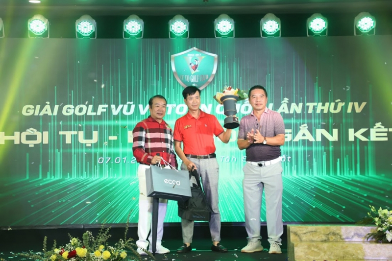 Golfer Vũ Minh Huy (giữa) nhận giải Best Gross từ Chủ tịch CLB Vũ Sơn Hải (bìa phải) và Chủ tịch CLB golf Vũ - Võ miền Bắc Vũ Ngọc Tường (bìa trái)