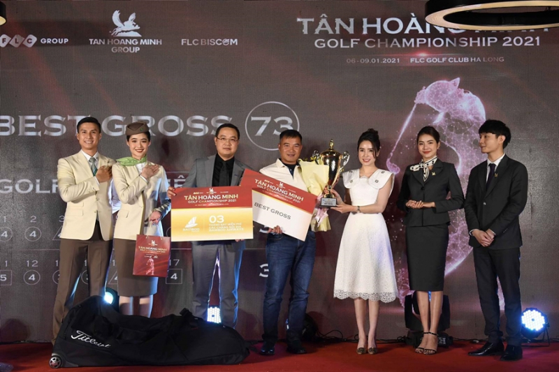 Golfer Lê Việt Dũng nhận cúp vô địch Tân Hoàng Minh Golf Championship 2021