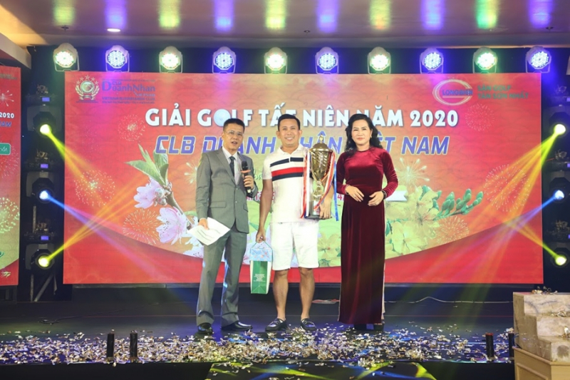 Golfer Nguyễn Tấn Thanh nhận cúp Best Gross sau khi giành chiến thắng countback