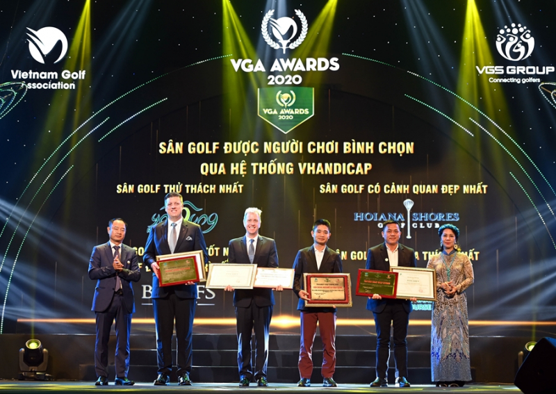 Ông Trần Ngọc Hải, Tổng giám đốc Công ty CP Đầu tư Long Biên nhận giải Sân golf được yêu thích nhất tại VGA Awards 2020