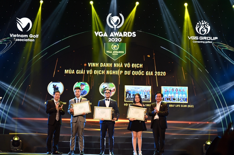 Thứ hai từ trái qua: Nguyễn Đặng Minh, Trần Lam và Hanako Kawasaki - ba nhà vô địch giải Nghiệp dư Quốc gia (VAO, VJO và VLAO) được vinh danh tại VGA Awards