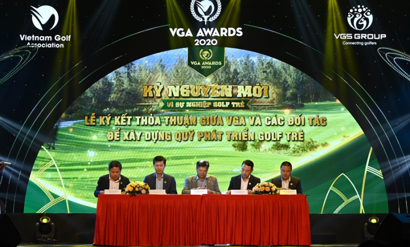 Đại diện VGA và các đối tác ký kết hợp tác thành lập “Quỹ Phát triển Golf trẻ”