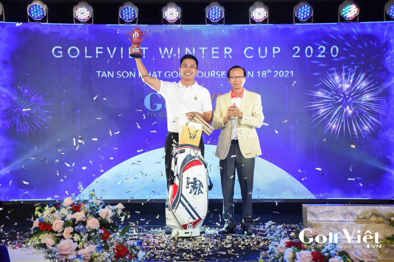 Golfer Cao Anh Tuấn (trái) giành Best Gross