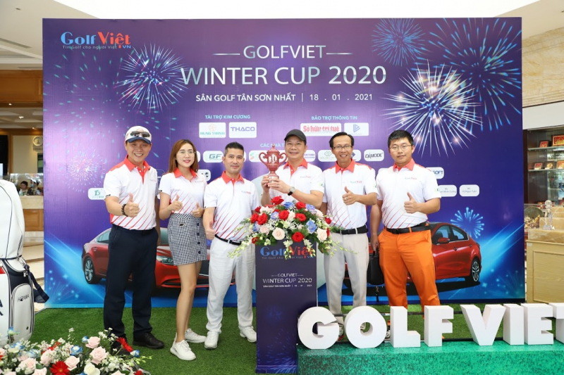 Shark Phạm Thanh Hưng (người nâng cúp) dự GolfViet Winter Cup 2020