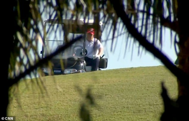 Ông Trump dành ngày đầu tiên quay lại cuộc sống bình thường để chơi golf trên sân West Palm Beach, Florida (Ảnh: Dailymail)