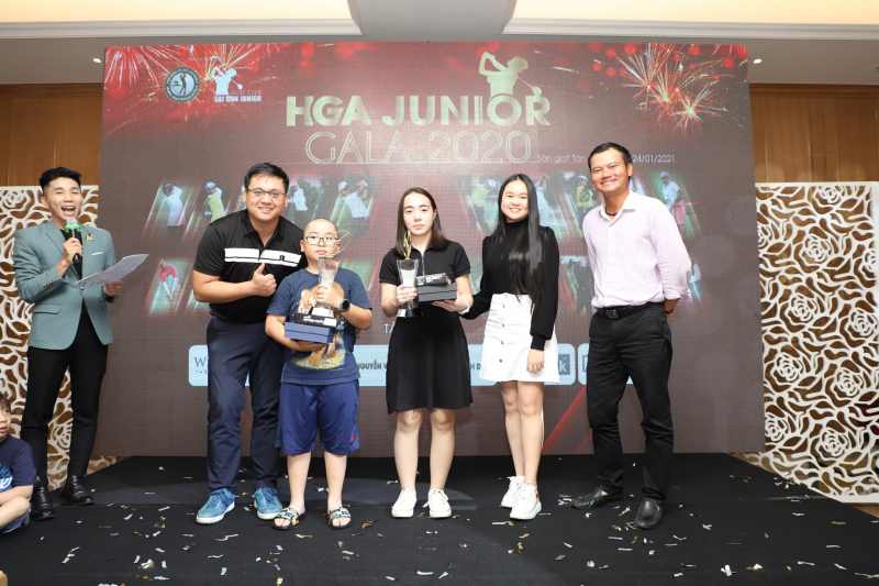 Golfer Ngô Thanh Sơn và Trần Diễm My nhận giải Best Gross (Ảnh: HGA)