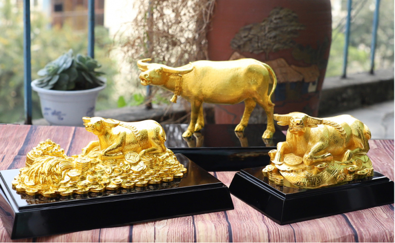 Bộ sưu tập tượng trâu vàng năm Tân Sửu do Golden Gift Việt Nam.
