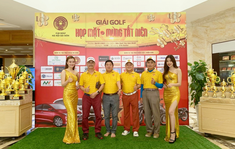 Chủ tịch CLB Golf Hà Nội - Sài Gòn Nguyễn Chí Hùng (thứ ba từ phải sang) cùng các golfer trước giờ thi đấu