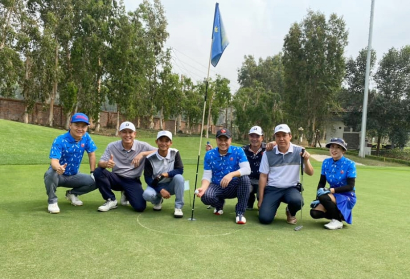 Golfer Vũ Duy Linh (cầm bóng) ghi HIO tại sân Đại Lải (Ảnh: Dai Lai Golf Club)