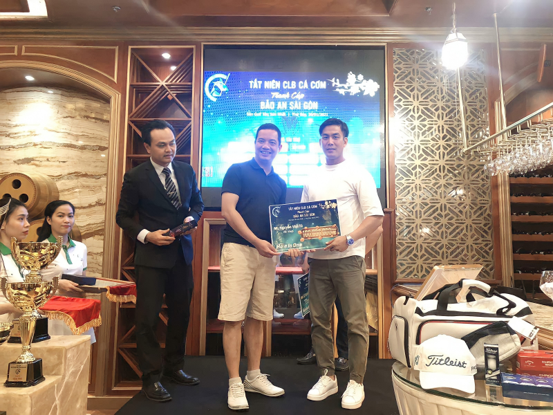 Golfer Hứa Thành Văn nhận giải HIO