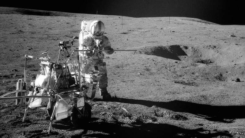 Phi hành gia của tàu Apollo 14 Alan B. Shepard Jr. lắp ráp thiết bị trên bề mặt Mặt Trăng vào ngày 6 tháng 2 năm 1971 (Ảnh: NASA)