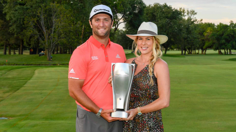 Rahm và vợ Kelley cùng cúp vô địch BMW Championship 2019 (Ảnh: Golf.com)