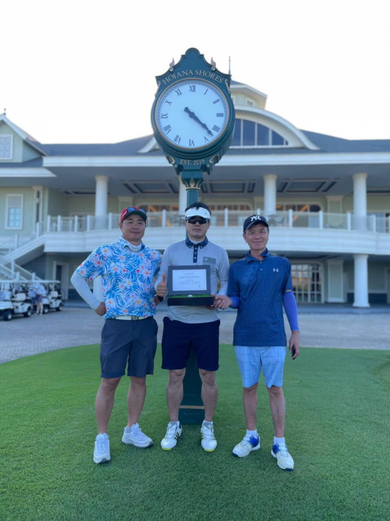 Golfer Lee Myong Doo (giữa) ghi HIO ngày mùng 1 Tết tại sân golf Hoiana Shores