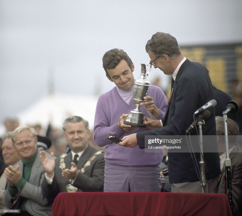 Tony Jacklin nhận cúp Claret Jug ở The Open 1969 (Ảnh: Getty Images)