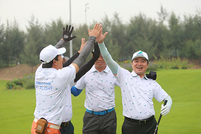 Golfer Cao Xuân Hùng (bìa phải) chia sẻ niềm vui cùng nhóm đấu (Ảnh: VGM)