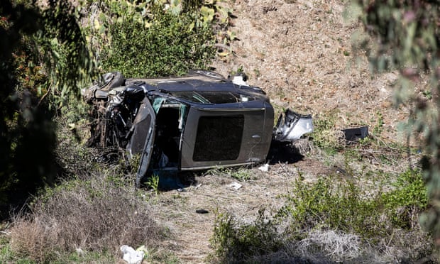 Chiếc xe của Tiger Woods bị hư hỏng nặng sau vụ va chạm (Ảnh: Étienne Laurent/EPA)