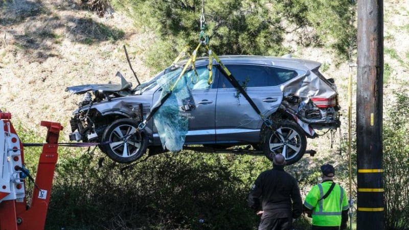 Chiếc xe gặp nạn của Woods trên đường cao tốc Los Angeles (ảnh: AP)