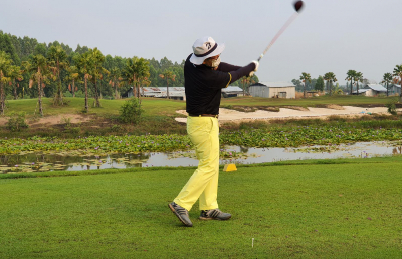 Heo Kwang-eum nằm trong số 41 golfer Hàn Quốc đầu tiên đến Thái Lan theo diện cách ly kết hợp chơi golf (Ảnh: Reuters)