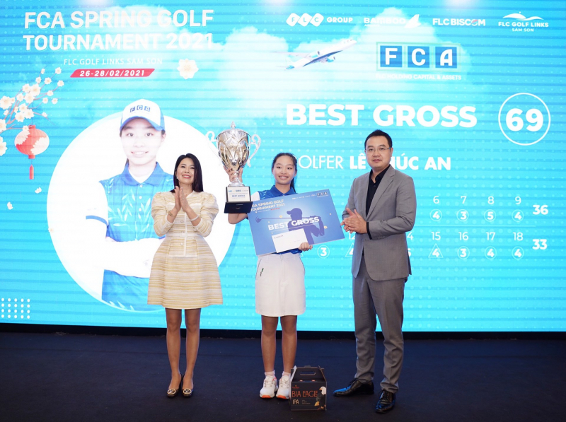 Chúc An nhận cúp vô địch FCA Spring Golf Tournament 2021 (Ảnh: FLC Biscom)