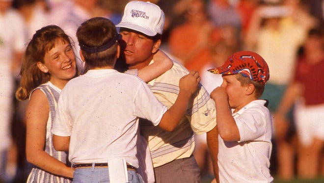 Mark McCumber chia sẻ niềm vui vô địch The Players Championship 1988 bên gia đình