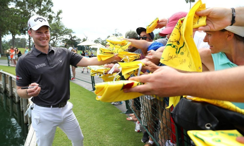 Danny Willett ký tặng người hâm mộ ở The Masters 2016 (Ảnh: Golfweek)