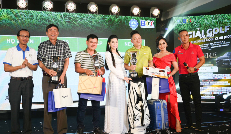 BTC trao giải cho golfer đoạt thành tích xuất sắc tại bảng C