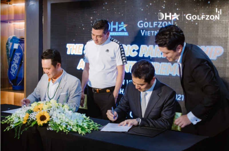 Doanh nhân - golfer Đặng Hồng Anh (trái) và đại diện Golfzon Việt Nam ký kết văn bản hợp tác