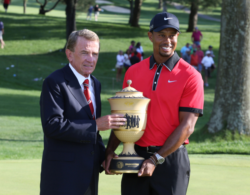 Ủy viên PGA Tim Finchem cùng Tiger Woods tại WGC-Bridgestone Invitational 2013 (Ảnh: Brian Spurlock-USA TODAY Sports)