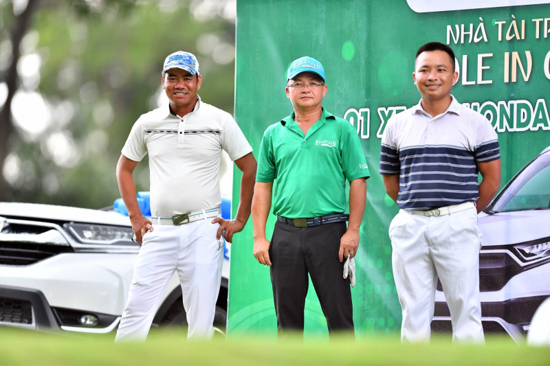 Nguyễn Đình Châu (giữa) cùng các golfer dự HCM Open 2020 (Ảnh: HGA)